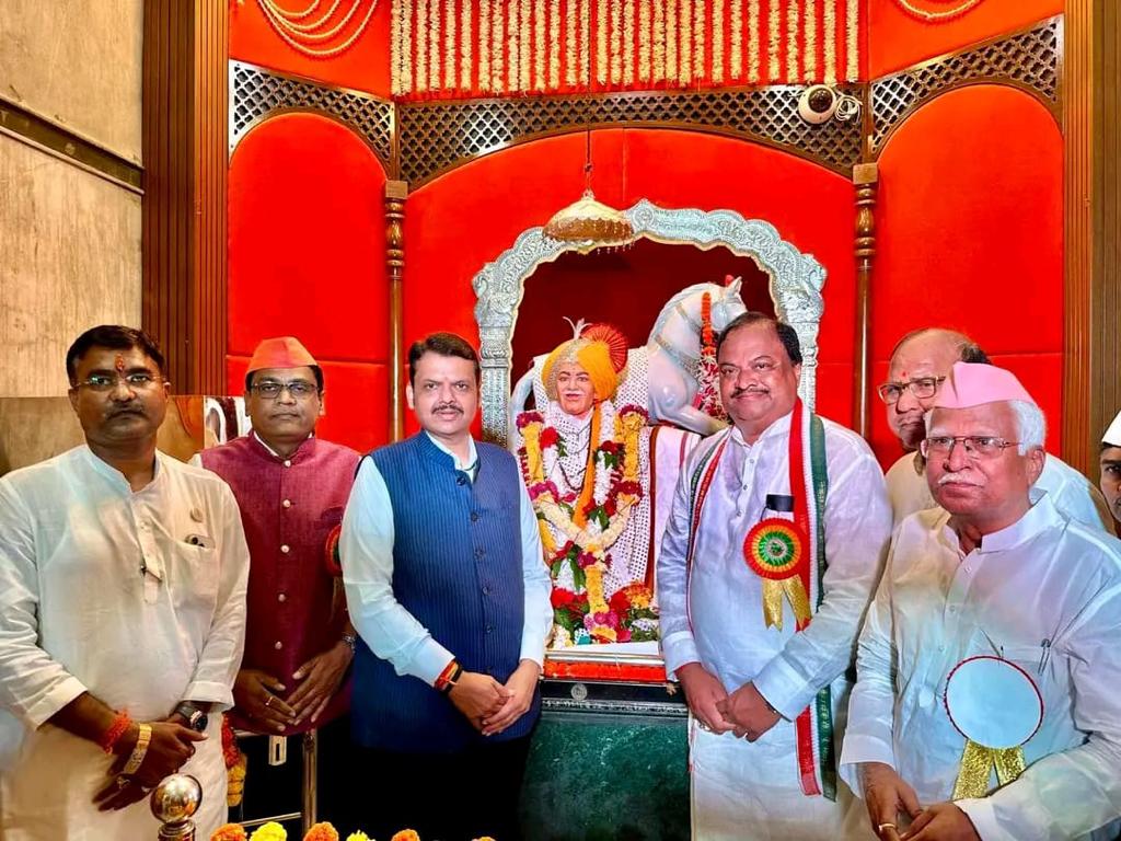 मा.श्री. देवेंद्रजी फडणवीस महाराष्ट्राचे उपमुख्यमंत्री यांची दिनांक 02.10.2023 रोजी श्री. संत भोजाजी महाराज देवस्थान आजनसरा येथे भेट